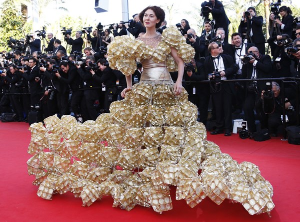 Cô người mẫu vô danh từng gây sốt Cannes 2015 với chiếc váy có thể nói là đi vào lịch sử.